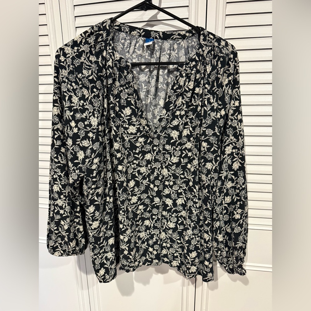 Old Navy Black and White Relaxed Blouse with 3/4 Sleeves